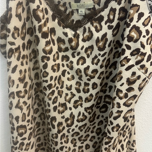 Beautiful leopard top w/adj. straps - Picture 2 of 7